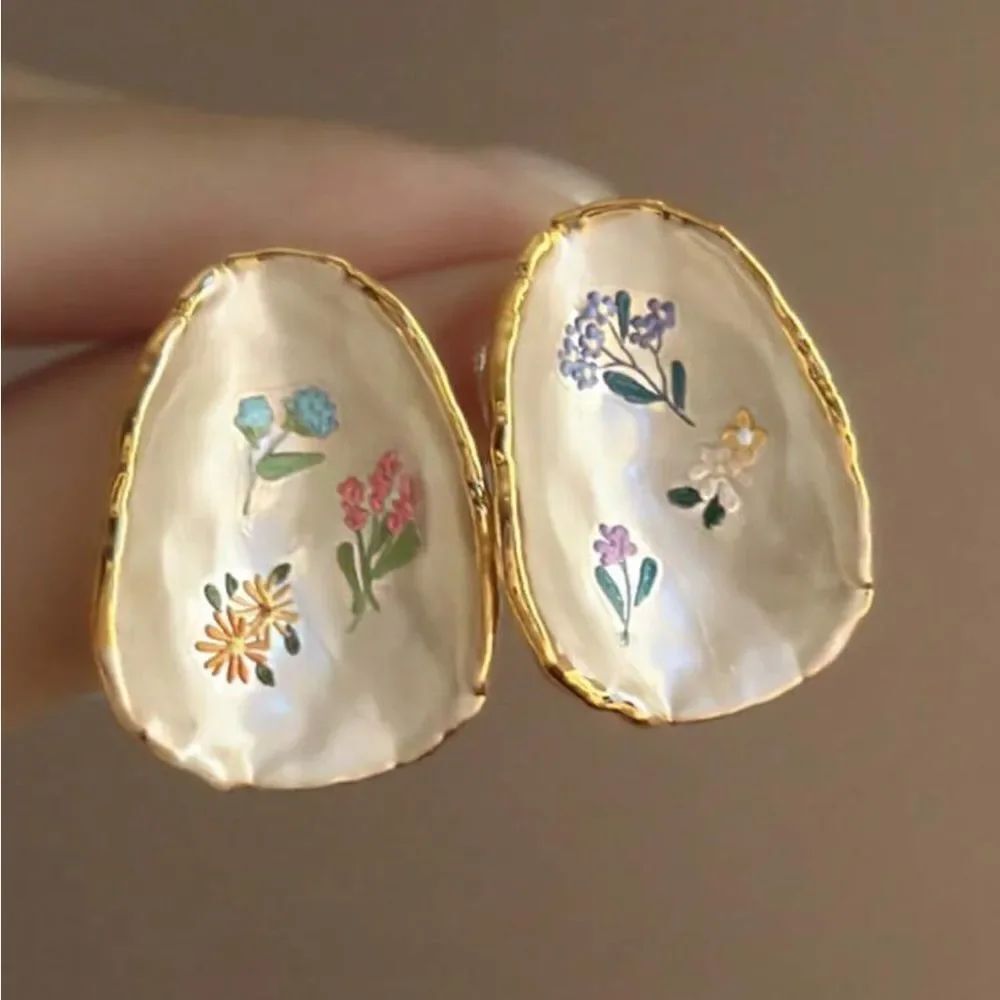 Floral detail Irregular Shell Earrings A1734